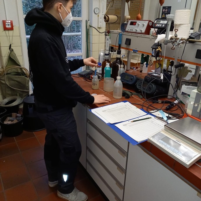Junger Mann im Labor (vergrößerte Bildansicht wird geöffnet)