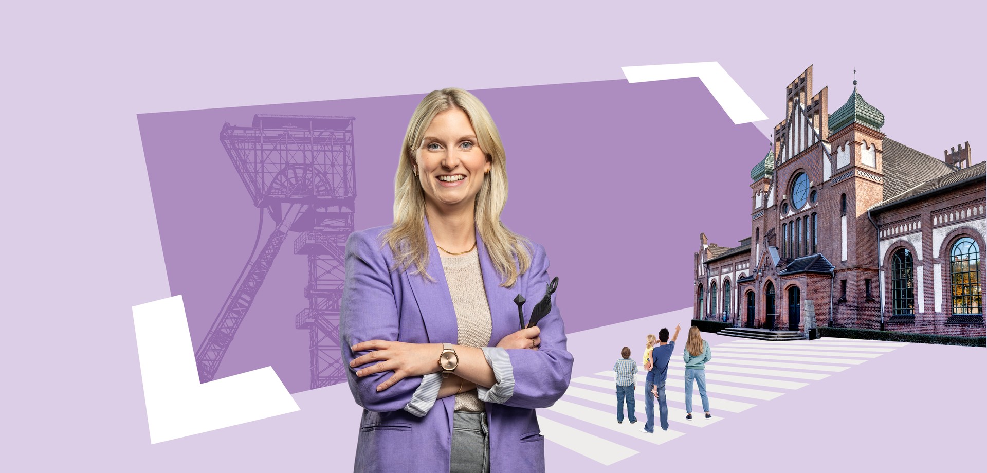 Wissenschaftliche Mitarbeiterin hält alte Ausstellungsstücke, Zeche-Illustration und Familie vor Museumsgebäude im Hintergrund.