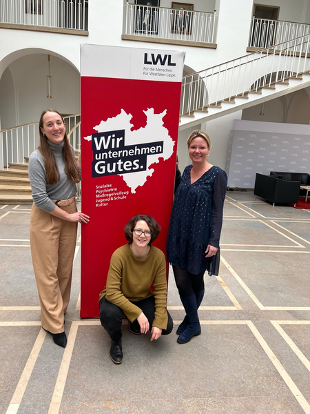 Drei weibliche Trainees des LWL in der Bürgerhalle des LWL-Landeshauses.