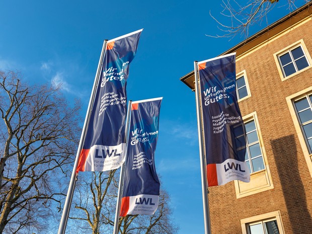 LWL-Flaggen vor dem LWL-Landeshaus