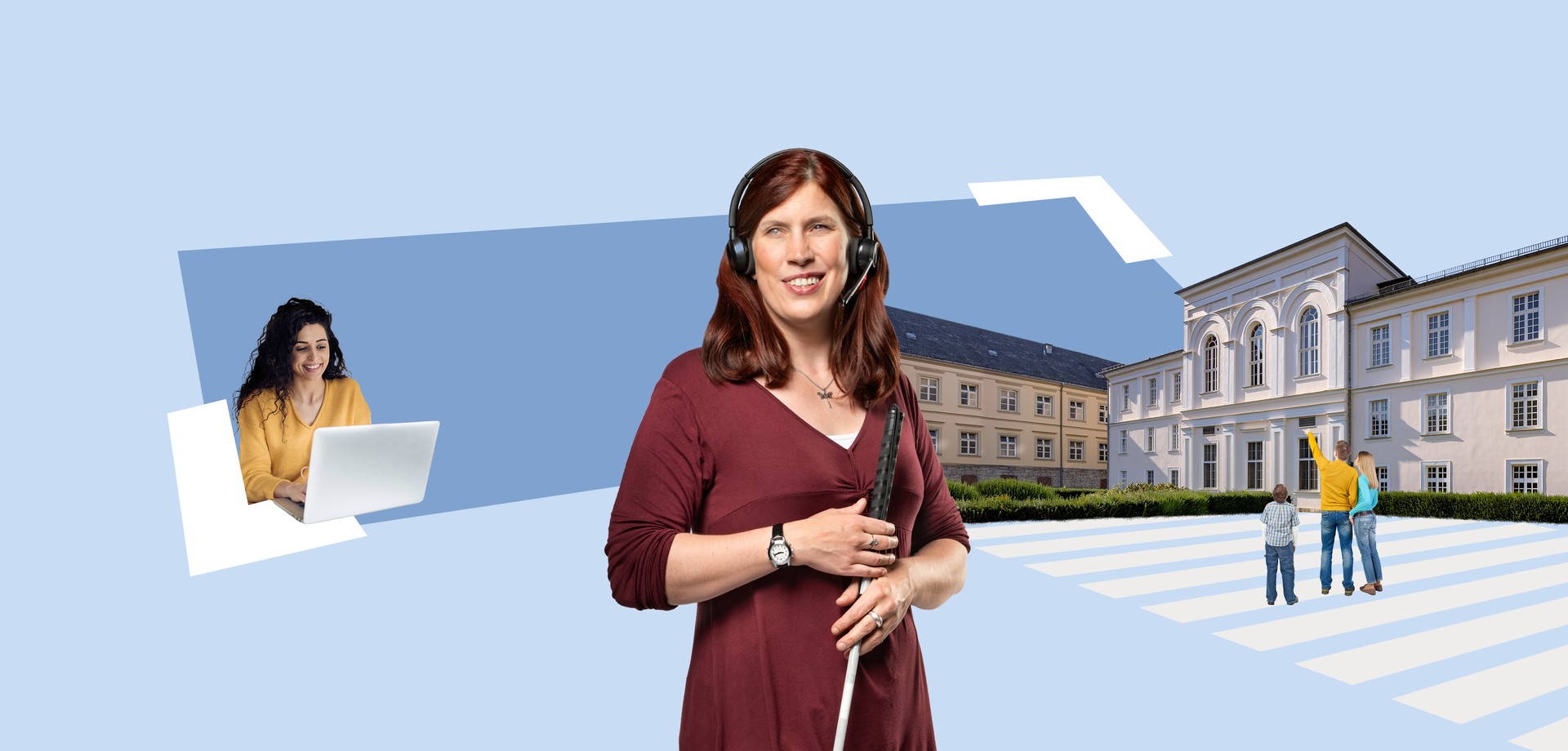 Seheingeschränkte Frau mit Headset und Langstock, Frau am Laptop und Verwaltungsgebäude im Hintergrund.