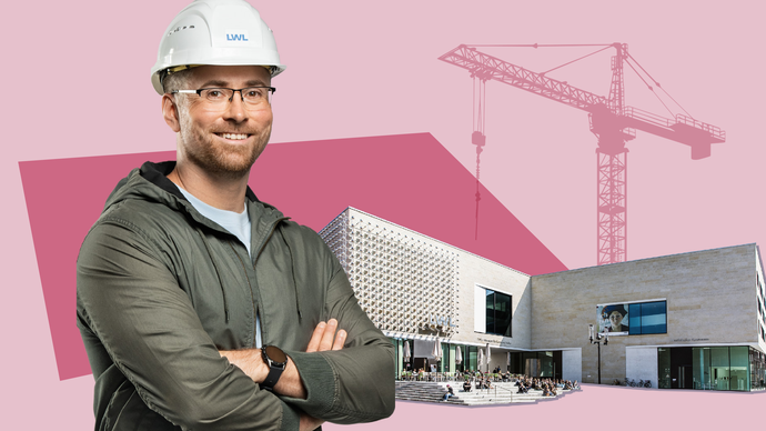 Technischer Mitarbeiter steht mit Bauhelm vor rotem Hintergrund mit Museumsgebäude und Baukran.