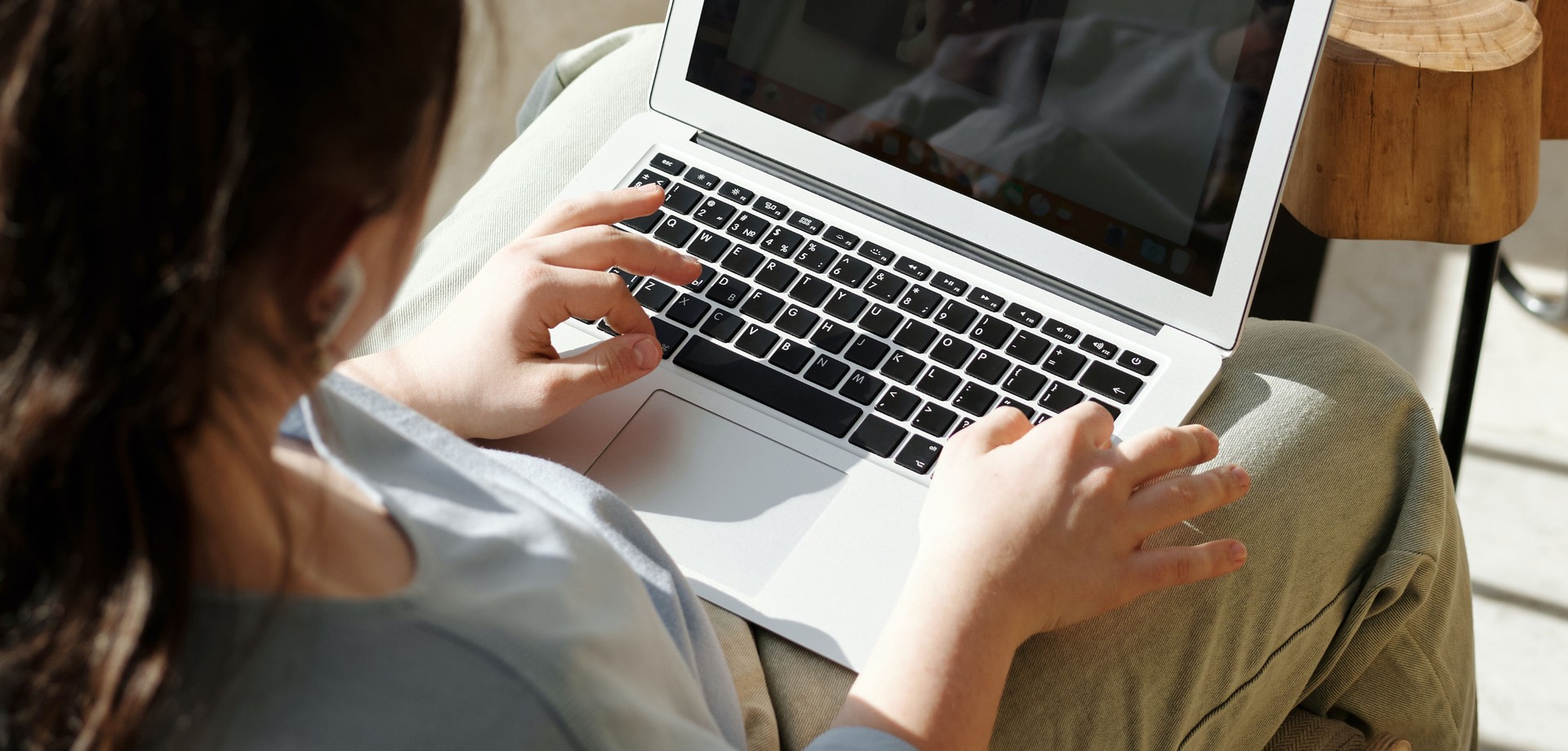 Hand tippt auf Laptop