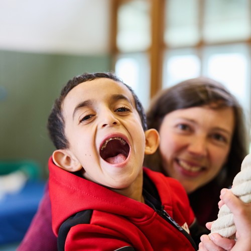 Bild zeigt eine FSJ-Kraft mit einem Schüler.