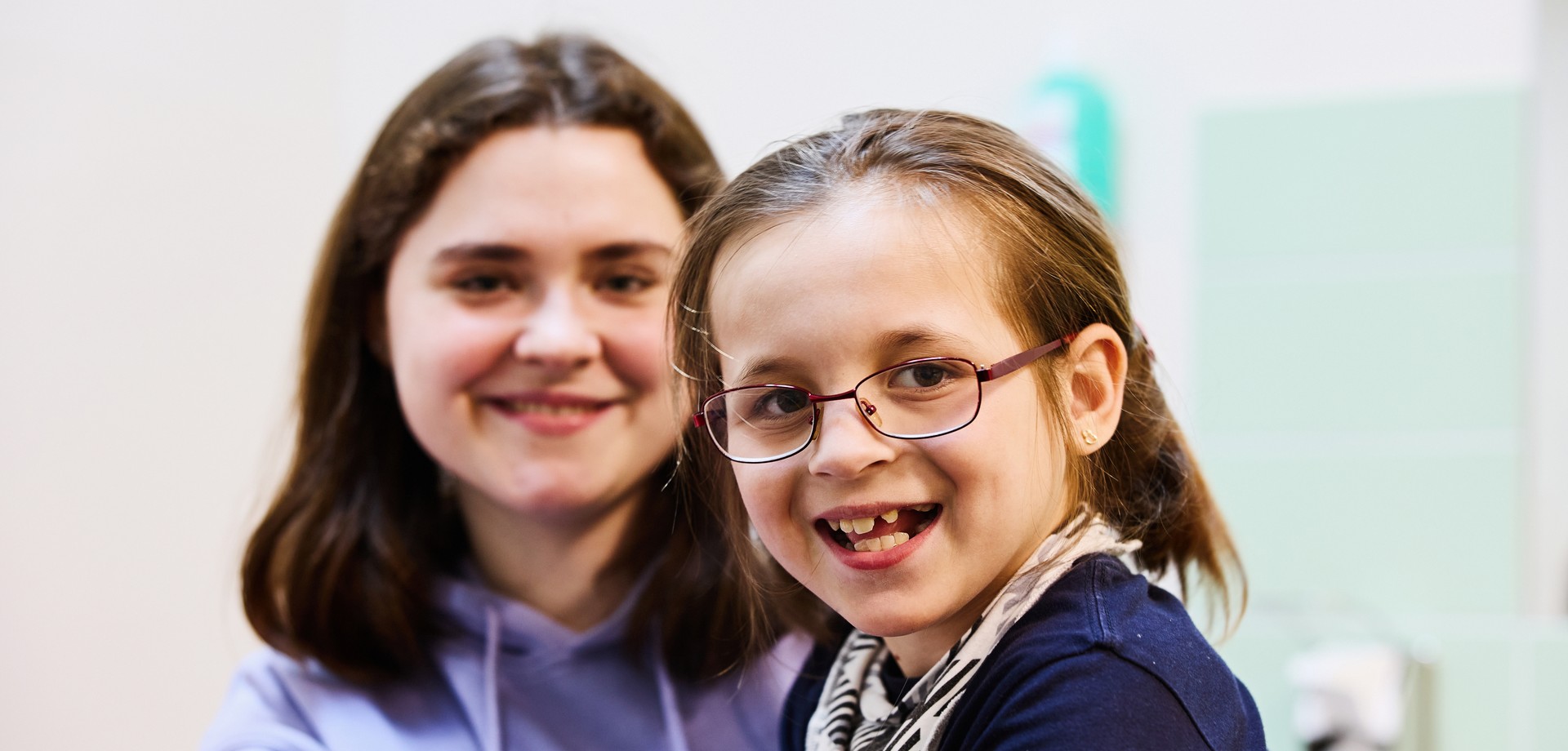 Bild zeigt eine BFD-Kraft mit einer Schülerin.