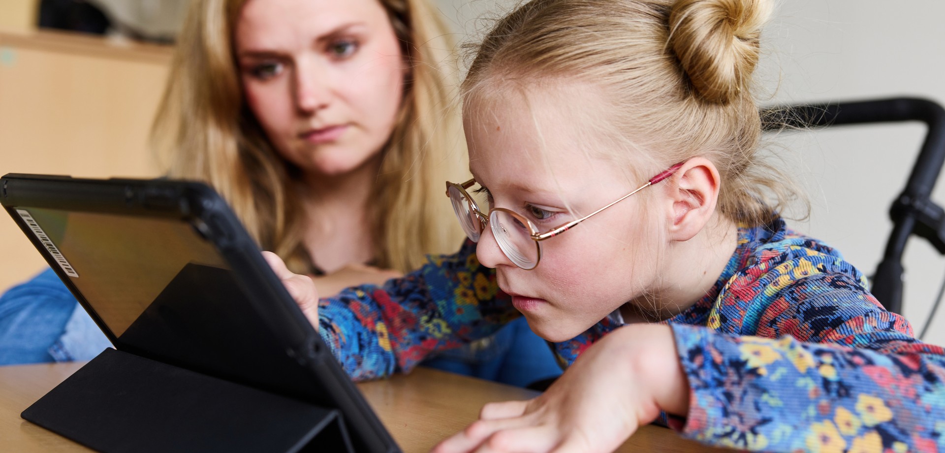 FSJ-Kraft und Schülerin in Lernsituation.