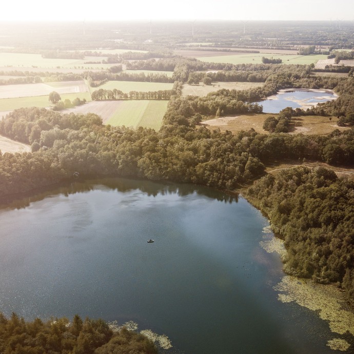 Panoramablick auf einen See von oben (vergrößerte Bildansicht wird geöffnet)