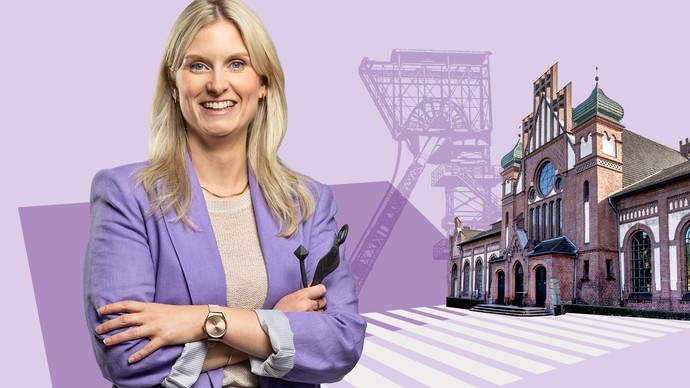 Wissenschaftliche Mitarbeiterin hält alte Ausstellungsstücke und steht vor fliederfarbenem Hintergrund mit Museumsgebäude und Zeche-Illustration.